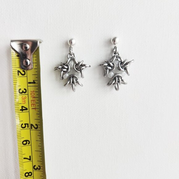 Fairy white pearl silver flower earrings ✦ chainmaille star-shaped earrings ✦ - Picture 6 of 7